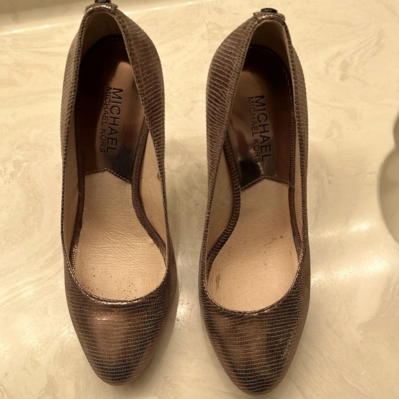 Michael Kors metallic brown leather closed toe heels. 4.25” heel. Size 6 - Picture 2 of 6